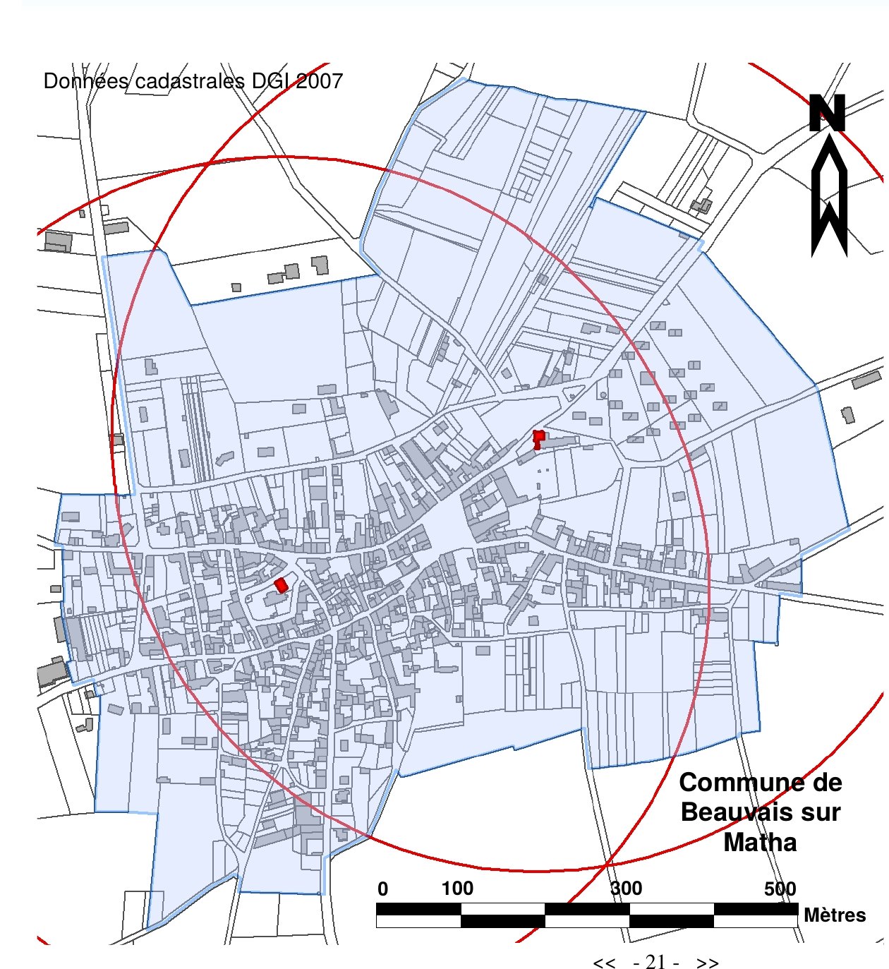Carte du bourg de Beauvais-sur-Matha. La zone bleue dessine le périmètre de protection modifié de 2010, qui couvre le centre-bourg, les abords de l'église et de la mairie et les terrains bocagers qui les entourent. Deux cercles rouges rappellent les périmètres de 500 mètres d'origine autour des deux monuments, marqués en rouge.